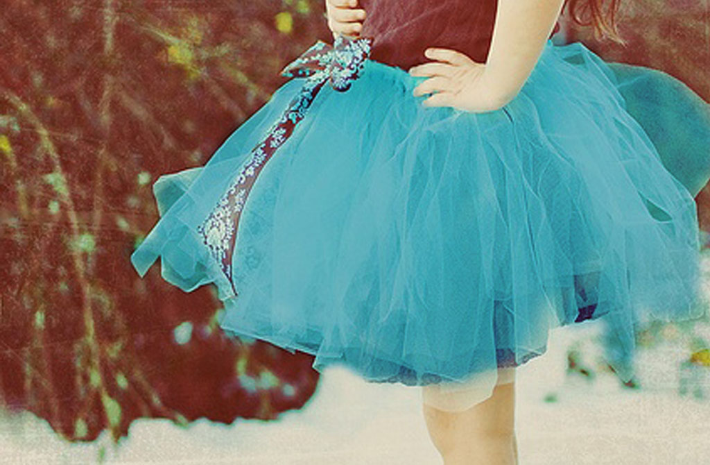 menina de vestido azul