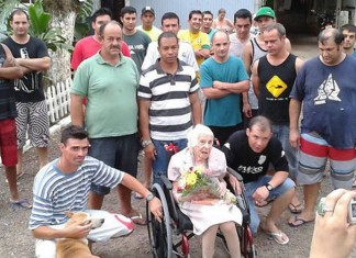 Presos tomam conta de mulher de 102 anos