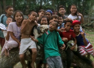 Kabang, a cadelinha que perdeu seu focinho por salvar duas meninas nas Filipinas