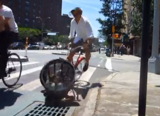 Ciclista protesta contra ciclovias bloqueadas por carros