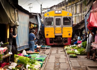 Trem passa dentro de feira na Tailândia