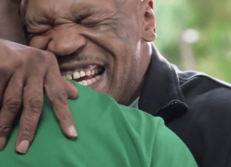 Em comercial, Mike Tyson faz as pazes e devolve orelha de Hollyfield