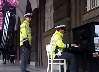 Policial tocando piano em Praga (ele não resistiu)