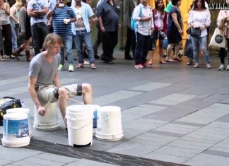 O melhor e mais criativo baterista de rua