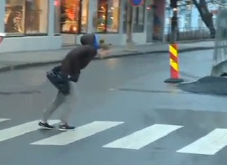 Vídeo mostra moradores de cidade da Noruega ‘lutando’ com o vento para atravessar uma rua