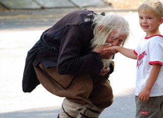 Dobri Dobrev, 98 anos, caminha 10 km por dia e doa tudo que arrecada como mendigo para caridade