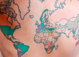 Marcas de viagem: homem tatua mapa mundi nas costas e pinta os países que visita