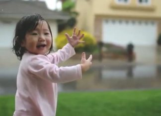 REAÇÃO DE UMA MENINA AO VER A CHUVA PELA PRIMEIRA VEZ (Muita emoção)