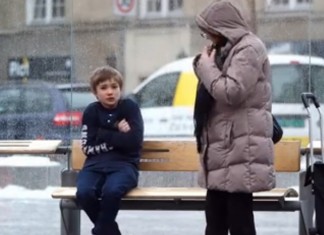 Como as pessoas reagem ao ver uma criança com frio (Há sim esperança na humanidade)