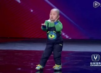 Vejam o que esse menino de 3 anos fez quando entrou no palco