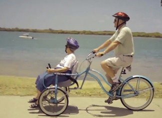 Apesar do Alzheimer, esse homem ainda leva sua amada para passear de bicicleta