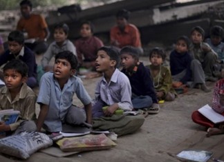 Conheçam a escola que funciona debaixo de uma ponte na Índia