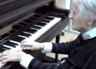 Ela tem Alzheimer, mas ainda toca piano divinamente