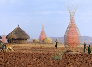 Escultura inspirada em árvore africana produz água potável para comunidades carentes