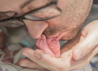 Após perder a esposa no parto, pai canta “Blackbird” para filho na incubadora