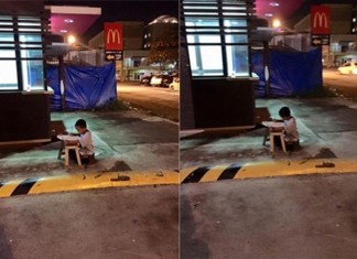 A foto que emocionou o mundo: menino, morador de rua, se vale da luz do McDonald’s para fazer lição de casa