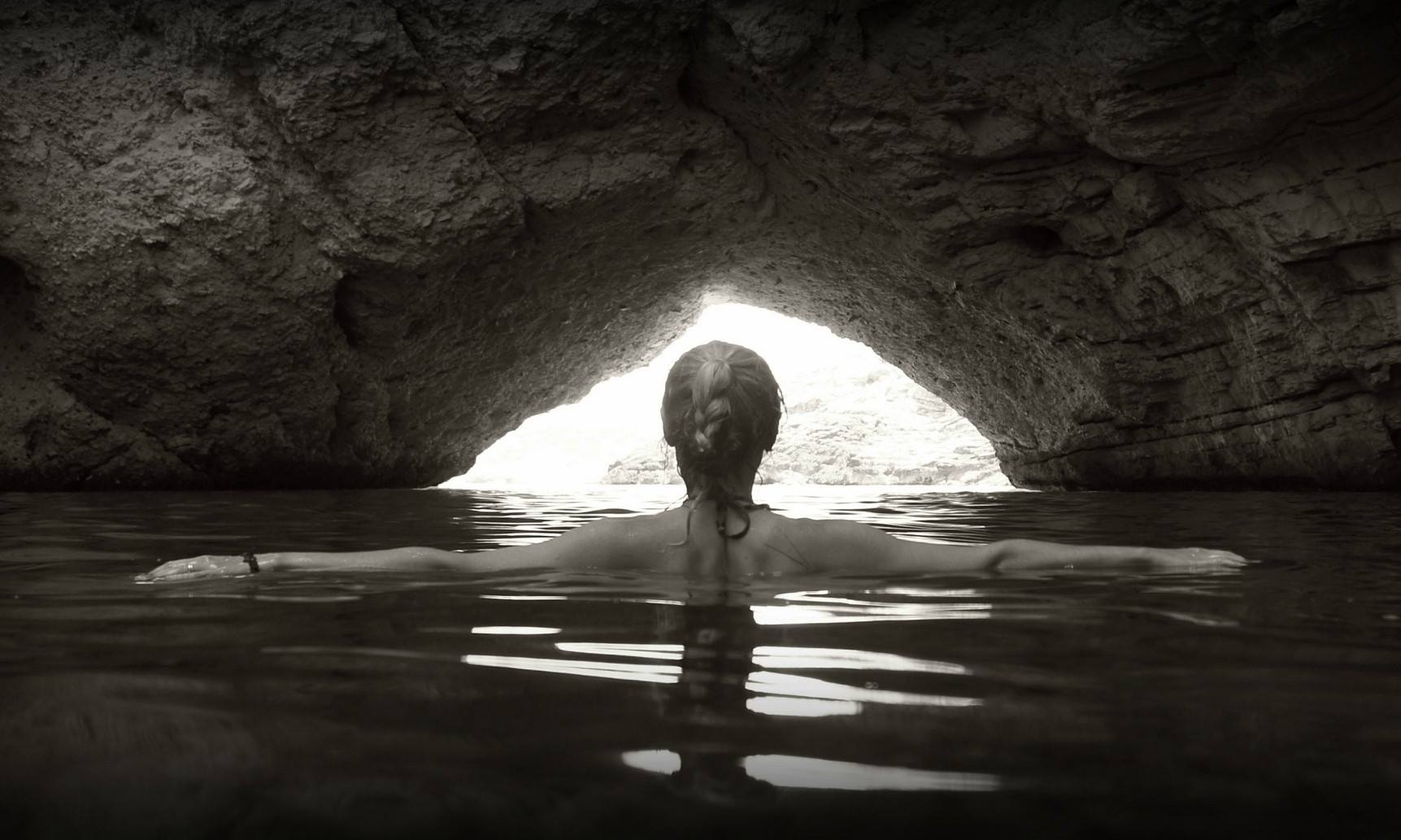 Откройте дверь в золотую пещеру. Водные пещеры. Вид из пещеры на озеро. Пещера с водой. Обрыв в пещере.