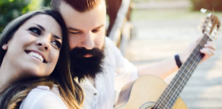 Cantar baixinho é sinal de amor soando alto ali na alma.