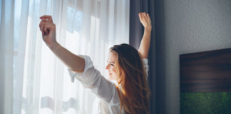 “Todas as manhãs ela deixa os sonhos na cama, acorda e põe sua roupa de viver”