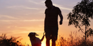 Homens levam seus cães para passear, ou são levados pelos cães?