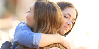 Existem  pessoas que enxugam as suas lágrimas, mas não querem te ver sorrindo.