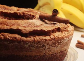 O melhor e mais fácil bolo de banana com chocolate da sua vida!