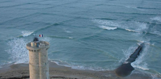 Se você vir ondas quadradas na superfície do mar, fique longe e avise os outros imediatamente.