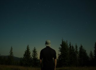 Tem gente achando que é planeta e orbitando em volta do próprio umbigo