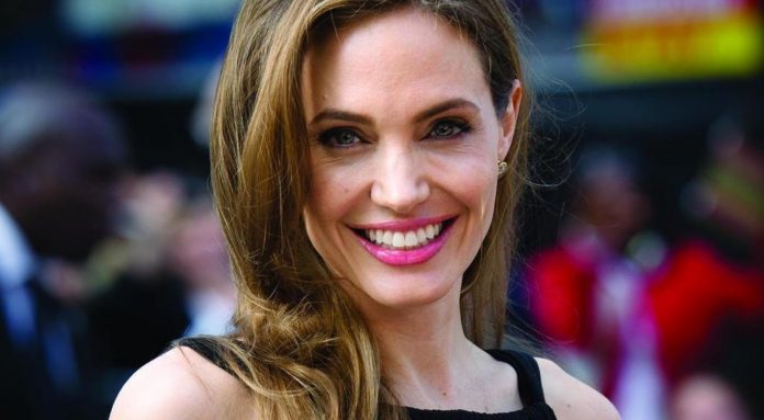 5 milhões de reais foram doados por Angelina Jolie para manter merendas