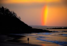 Arco-íris bicolor aparece durante pôr do sol em praia australiana