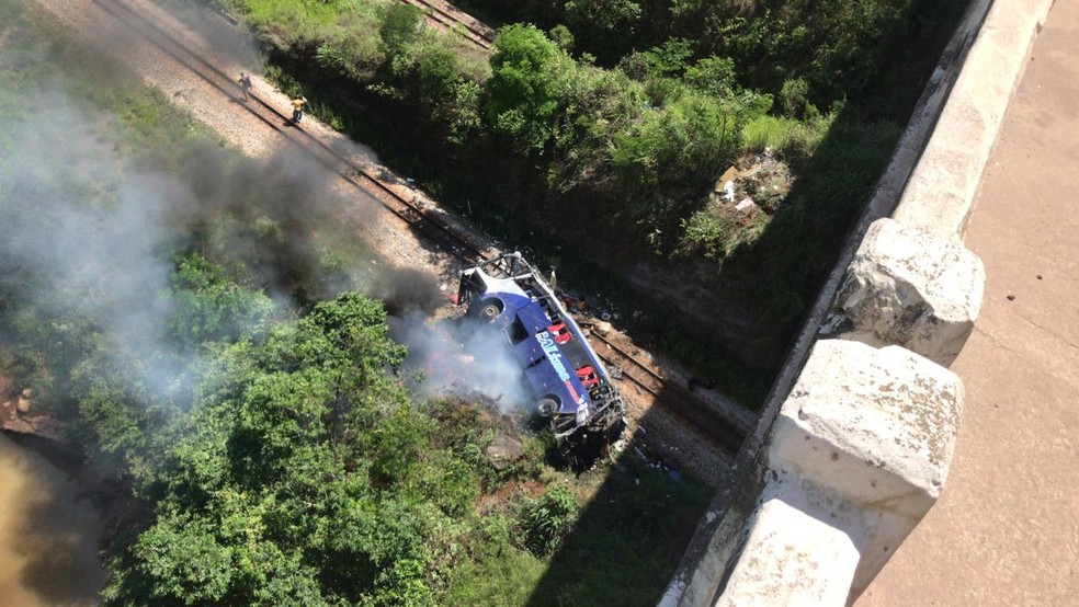 contioutra.com - "Motorista gritou para pular antes do ônibus cair", diz sobrevivente de acidente que matou 16 pessoas