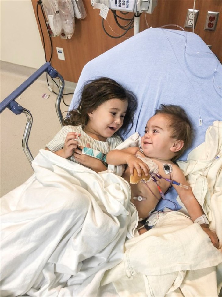 contioutra.com - Garotinha de 4 anos salvou seu irmão mais novo doando sua medula óssea. Era a única que poderia ajudá-lo!