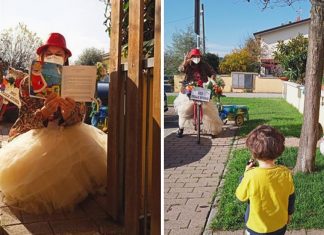 Professora percorre por sua cidade com uma bicicleta colorida para ler histórias e alegrar os pequenos