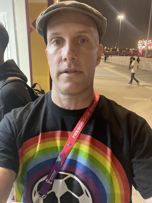 contioutra.com - Falece o jornalista que usou camiseta de arco-íris na Copa do Mundo