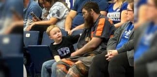 Mineiro de carvão levou filho para ver jogo de basquete vestindo uniforme de trabalho