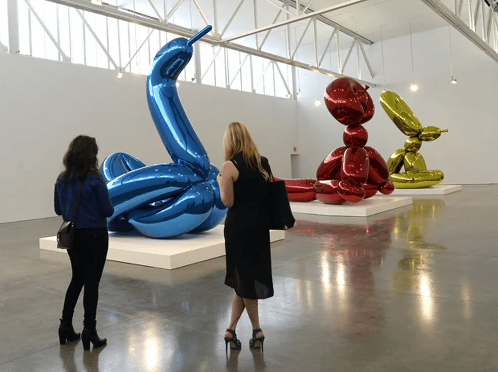 contioutra.com - Mulher visita exposição e quebra acidentalmente obra de arte avaliada em R$ 217 mil