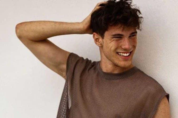 contioutra.com - Homem eleito o 'mais bonito da Itália' abandona carreira de modelo para se tornar padre