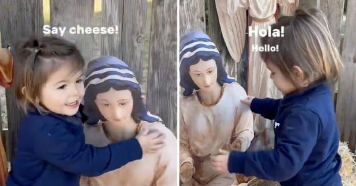 Garotinha comove a web ao cumprimentar Virgem Maria e menino Jesus em presépio