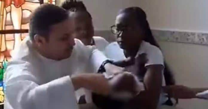 Vídeo: Padre dá puxão em bebê de 1 ano durante batizado e revolta família