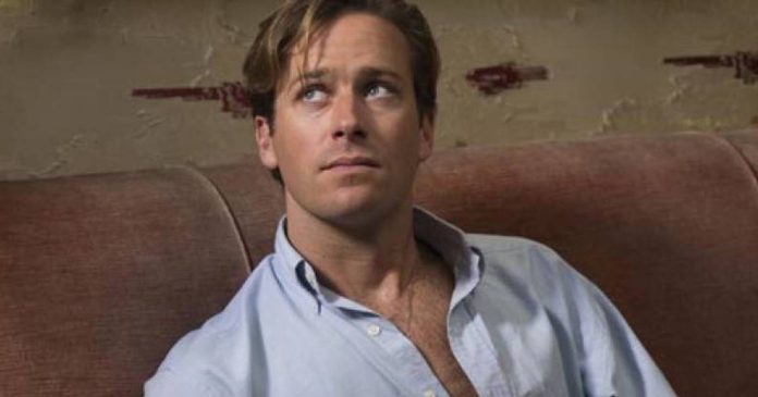 Em rara aparição pública após acusações de canibalismo, Armie Hammer se diz grato