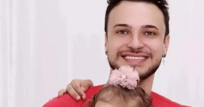 Influenciador Igor Viana é criticado após falarem ‘largar’ a filha com paralisia em orfanato