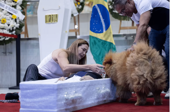 contioutra.com - Caixão de Nahim é colocado no chão para despedida dos cachorros durante velório