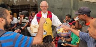 Padre Júlio Lancellotti se emociona ao falar sobre a importância de doar comida a quem tem fome