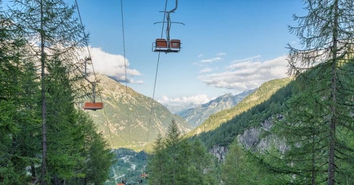 Italiana morre ao cair de penhasco após suas roupas ficarem presas em teleférico