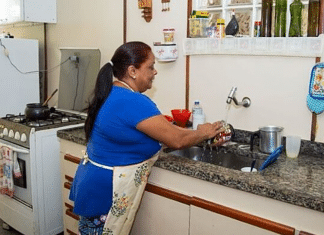 Donas de casa e trabalhadoras domésticas terão bônus de R$ 400 pago pelo Governo