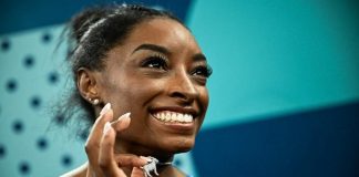 Após ouro de Rebeca, brasileiros questionam pingente de cabra usado por Simone Biles em Paris