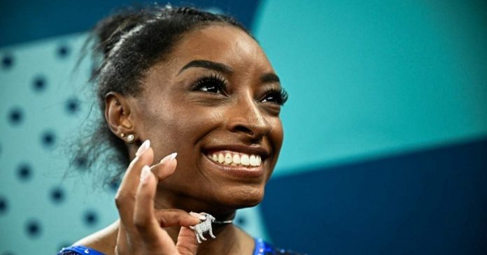 Após ouro de Rebeca, brasileiros questionam pingente de cabra usado por Simone Biles em Paris