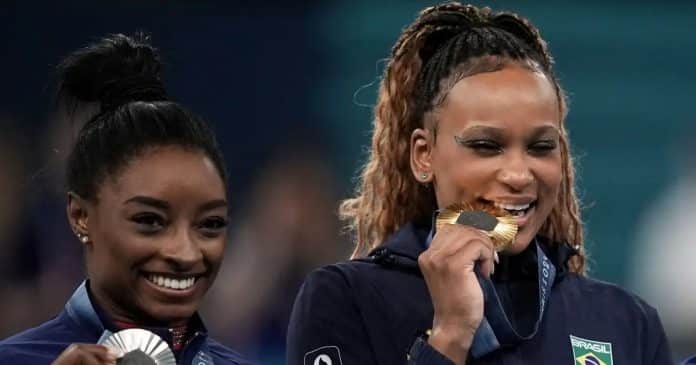 Rebeca Andrade surpreende ao expor o que Simone Biles disse a ela nos bastidores antes da final