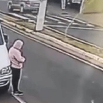 contioutra.com - [VÍDEO] Mulher se joga em cima de carro para forjar atropelamento e vira piada