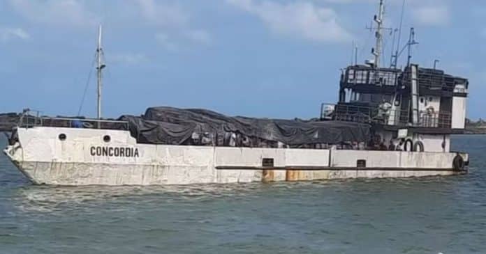 Tripulação desaparece após navio naufragar a caminho de Fernando de Noronha